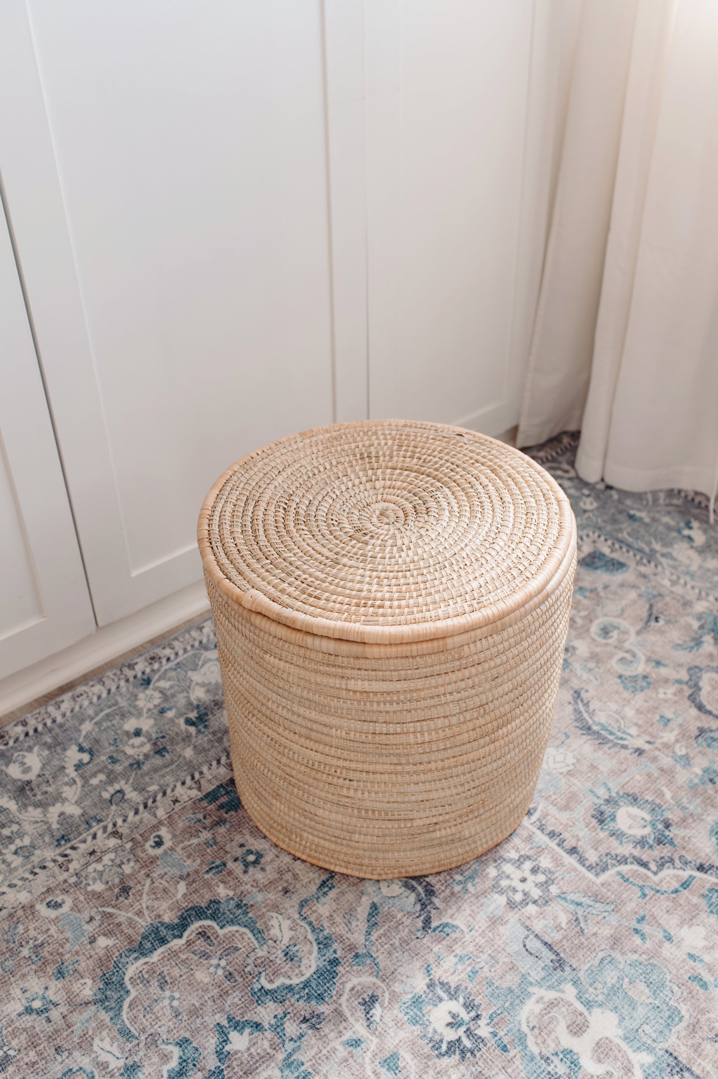 Laundry basket with lid