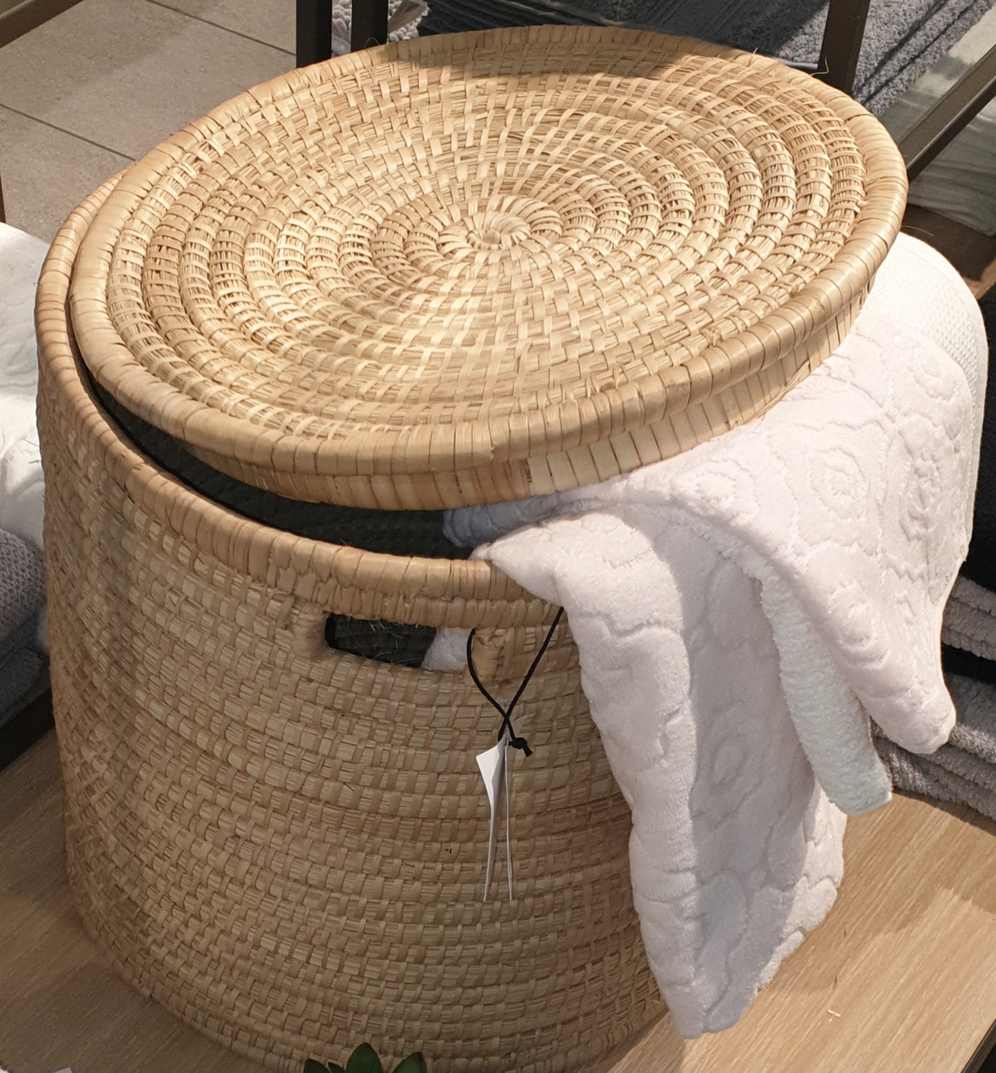 Laundry basket with lid