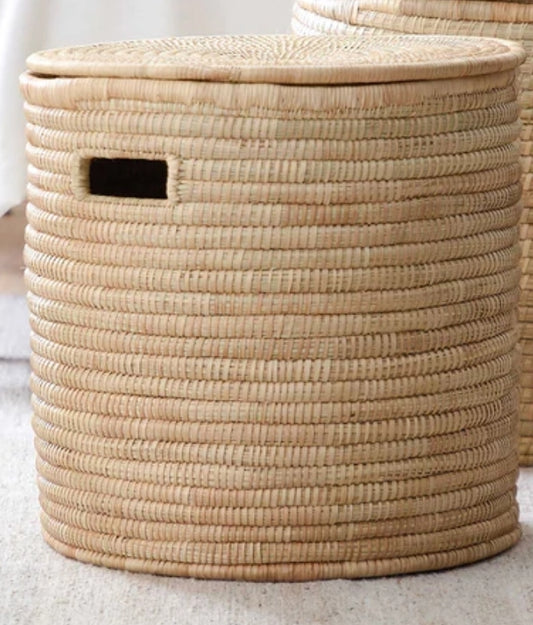 Laundry basket with lid